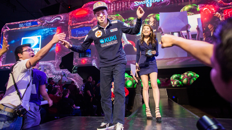Life greets his fans at BlizzCon in 2014, where he was crowned world champion, by Blizzard Entertainment.